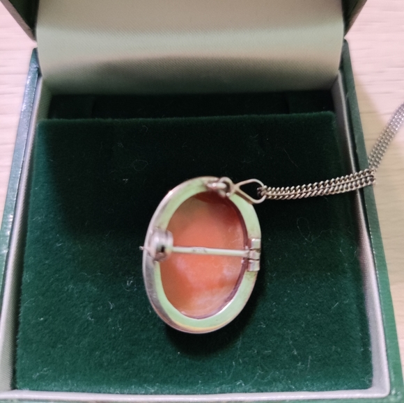 Vintage silver mounted cameo pendant brooch on an 18in silver chain - Picture 2 of 4